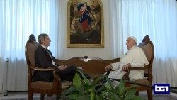Papst Franziskus beim Interview mit dem TG1-Leiter Gian Marco Chiocci (links)
