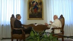 El Papa Francisco es entrevistado en su casa de Santa Marta por Gianmarco Chiocci, director del noticiario italiano TG1.