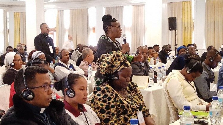 Delegatka na Kontynentalnego Zgromadzenia Synodu w Afryce zabiera głos podczas Zgromadzenia