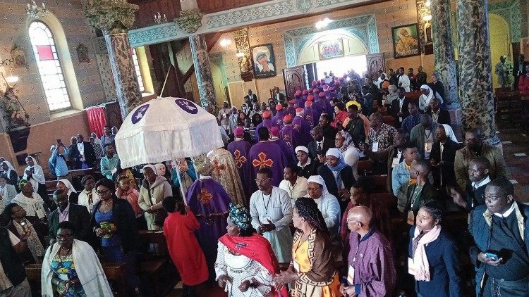Célébration eucharistique lors de l'Assemblée synodale continentale en Afrique.