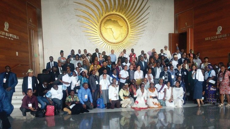  Photo de groupe des participants à l'Assemblée synodale continentale en Afrique, du 1er au 6 mars 2023 à Addis-Abeba.