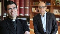 Don Pablo Blanco Sarto (a la izquierda) y Francesc Torralba Rosellò (a la derecha) ganadores del premio Ratzinger 2023
