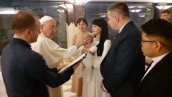 O Papa Francisco batiza o pequeno Zakhariy, filho de um jovem casal ucraniano (Vatican Media)