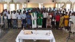 Des participants au lancement de l’évangélisation en ligne à Bujumbura (Burundi)
