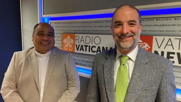 Pe. Omar Raposo, reitor do Santuário do Cristo Redentor, e Pedro Trengrouse, assessor jurídico da CBF, na Rádio Vaticano