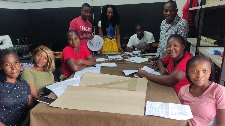 Des  jeunes en formation à la "Maison de la miséricorde " à Maputo 