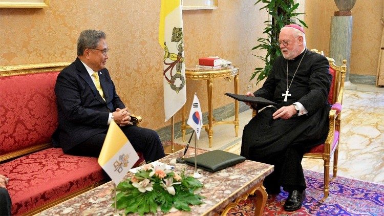 Dom Paul Richard Gallagher com o ministro das Relações Exteriores da Coreia do Sul, Park Jin (Foto de arquivo - Vaticano, 1º de agosto de 2023)
