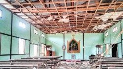 Interior de una parroquia combardeada en Myanmar