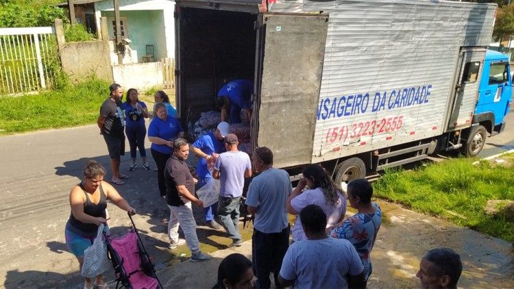 O caminhão tem levado todo tipo de doação aos atingidos pelas enchentes