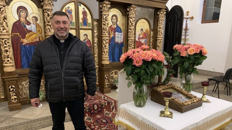 Der ukrainische Priester Oleh in seiner Gemeinde