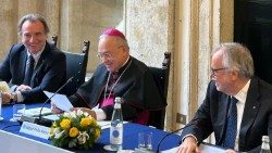 Firma del acuerdo entre la sociedad Dante Alighieri y la Santa Sede