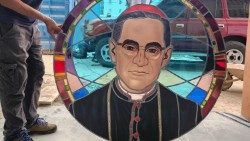 Salvadoriešu moceklim, bīskapam Oskaram Romero veltīta vitrāža