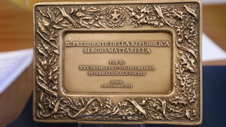 Placa al Premio FOCSIV del Presidente de la República Italiana, Sergio Mattarella. (Foto: Marco Palombi - FOCSIV)