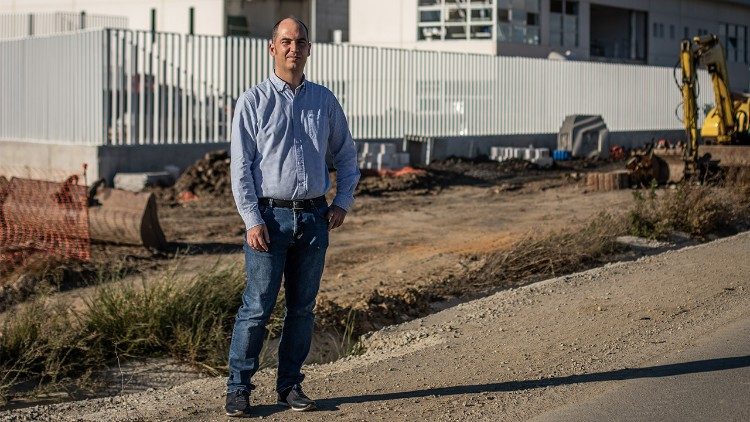 Jesús Mancilla, avocat et bénévole de la fondation "Algeciras Acoge", affirme que les centres pour étrangers ne devraient pas fonctionner comme de véritables prisons pour les migrants en quête d'une vie meilleure. (Giovanni Culmone/Global Solidarity Fund)