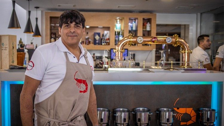 "O importante é que venham para trabalhar. Tento ajudar a todos, mas eles têm que trabalhar", diz Juan Moreno, proprietário do restaurante "La Esquina". (Giovanni Culmone/Global Solidarity Fund)