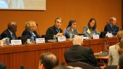 Mgr Balestrero et Soeur Smerilli lors de la présentation de l'exhortation apostolique Lautate Deum devant les Nations Unies. 