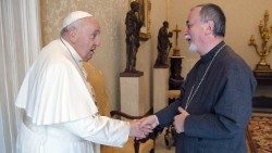 Papst Franziskus und Erzbischof Cyrill Vasil bei ihrem Treffen am 11. Dezember 2023
