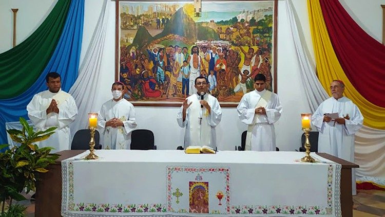 Dom José Ionilton celebrando a Missa