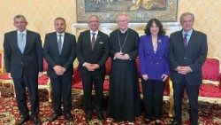 El cardenal Parolin con el delegado de la Liga Árabe y los embajadores de Palestina, Líbano, Irak y la República Árabe de Egipto.
