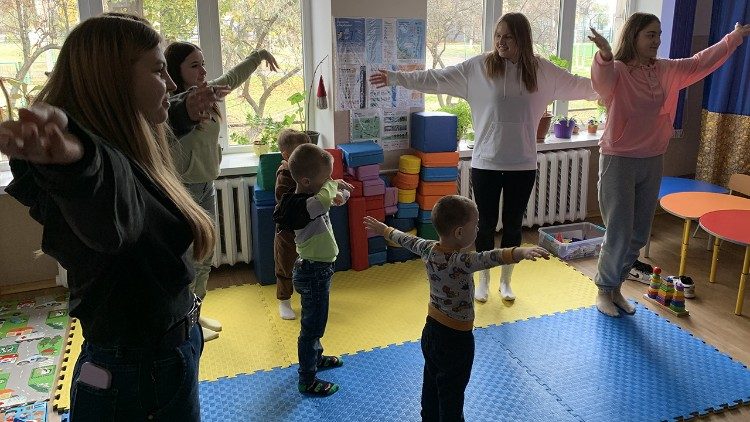 Le centre de Caritas Kiev propose des ateliers pour aider psychologiquement les enfants de déplacés
