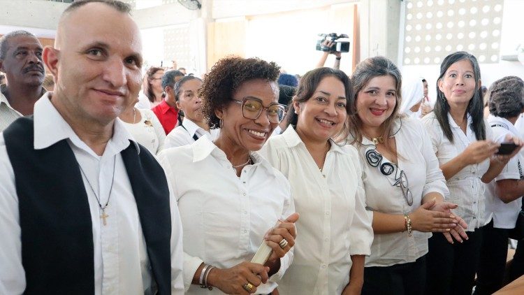 I fedeli di Ciudad Chavez felici della loro nuova chiesa