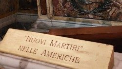 Uma das capelas dedicadas aos novos mártires na Basílica de São Bartolomeu na Ilha, em Roma
