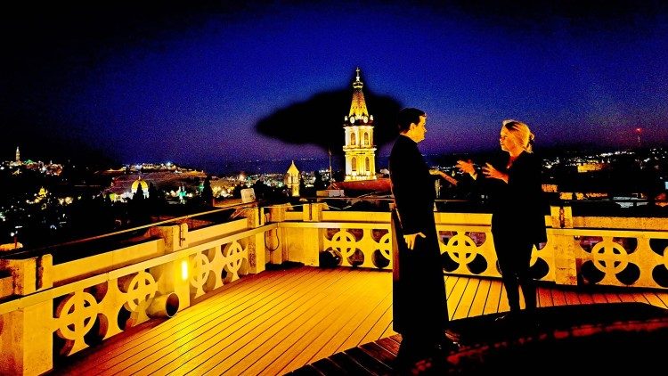 Claudia Kaminski und Father David Steffy L.C. im Gespräch auf der Dachterrasse des Notre Dame Centers Jerusalem