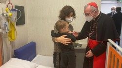 Le cardinal Parolin bénit un enfant malade, à l'hôpital pédiatrique du Bambino Gesù. 