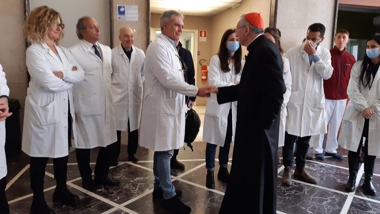 Il cardinale Parolin mentre saluta il personale medico dell'Idi