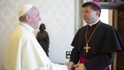 Le nonce Mgr Marek Zalewski avec le Pape François. 