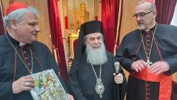 El cardenal Konrad Krajewski, el Patriarca greco-ortodoxo Teèofilo III y el Patriarca de los Latinos Pierbattista Pizzaballa
