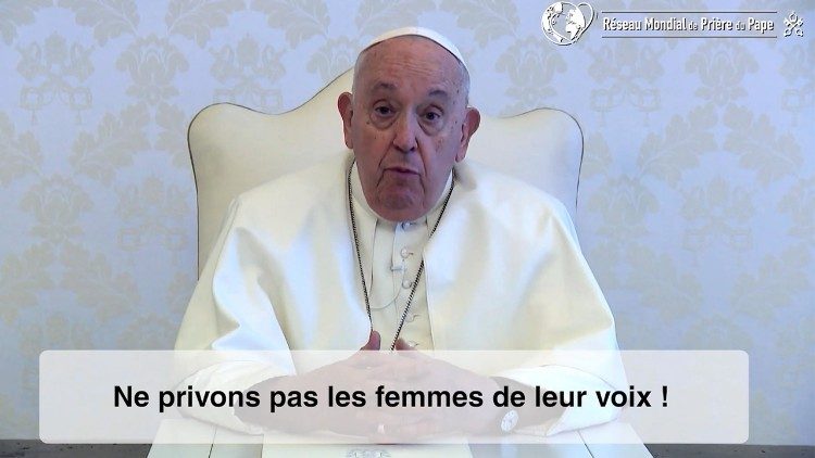 Le Pape demande aux fidèles catholiques d'entendre les voix des femmes.