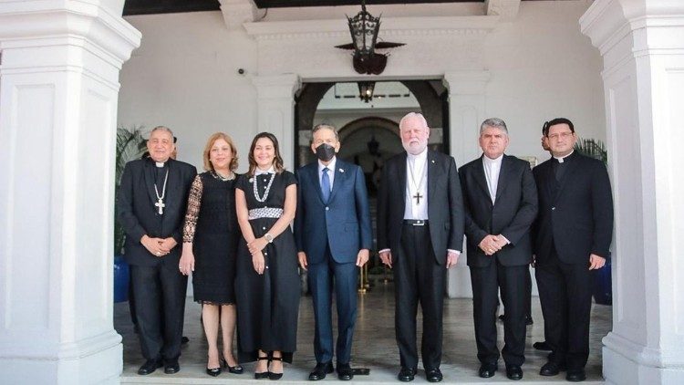 O arcebispo Gallagher com as autoridades do Panamá