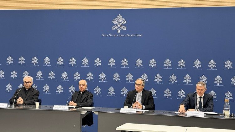Apresentação na Sala de Imprensa do Vaticano "Jubileu é Cultura" (a partir da esquerda: Pe. Alessio Geretti, Dom Rino Fisichella, Mons. Dario Viganò, Matteo Bruni)