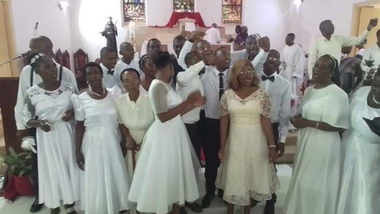 Centenas de adolescentes e jovens entre os baptizados na Arquidiocese de Maputo (Moçambique)
