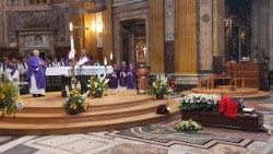 La Messa funebre per padre Raffaele Lanzilli nella chiesa del Gesù, a Roma