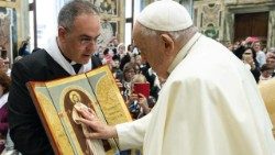 Il Papa benedice l'icona della misericordia sorretta da don Pasqualino di Dio