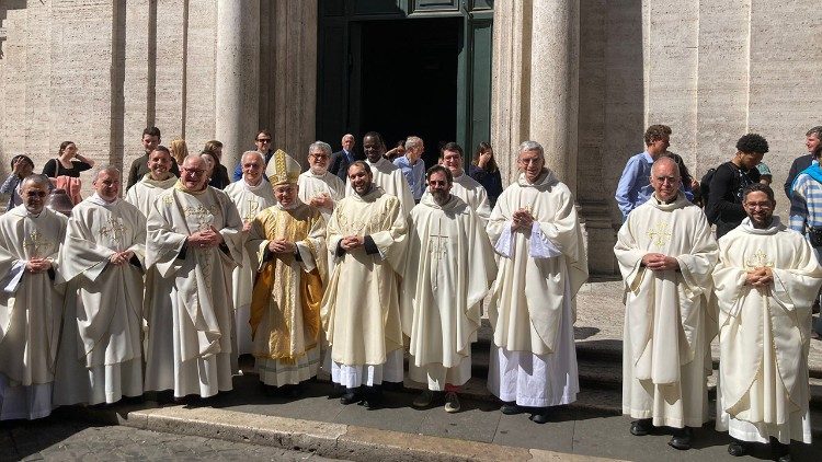 Mgr Edgar Peña Parra entouré des prêtres de la communauté française de Rome. 