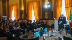 A la derecha, Pierluigi Sassi, Presidente del Día de la Tierra Italia, durante la rueda de prensa