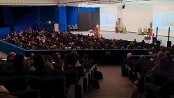 La sala del Palacio de los Congresos de Grado acoge la conferencia de Cáritas diocesana