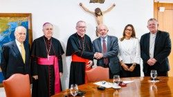Il segretario di Stato vaticano, Pietro Parolin, in  visita al presidente Lula da Silva a Brasilia