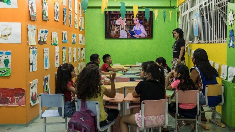 La hermana Janice Santos de Santana acompaña a los hijos de mujeres migrantes en una guardería mientras ellas cumplen extensas jornadas de trabajo. (Giovanni Culmone / GSF)
