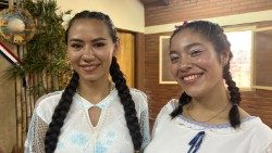 Dos chicas acogidas en el Hogar Juvenil de Cambyreta (Paraguay) 
