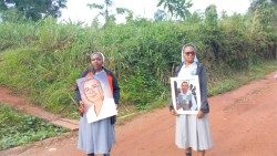 Camerún, Ebolowa. Un momento del funeral de la hermana María José