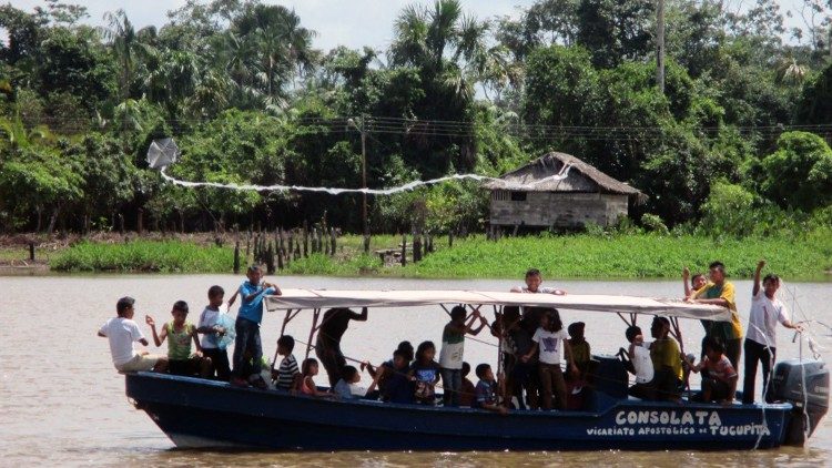 Embarcación de los Misioneros de la Consolata que permite alcanzar las diversas comunidades Warao del Delta del Amacuro, en Venezuela.
