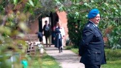Vězeňkyně provázejí návštěvníky po pavilonu Svatého stolce ve věznici na benátském ostrově Giudecca