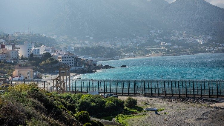 Arriva fino alle rive del mare il recinto lungo otto chilometri e alto dieci che segna il confine tra Ceuta e il Marocco. (Giovanni Culmone/GSF)