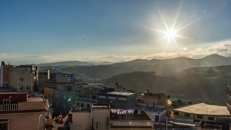 El barrio “El Príncipe” se levanta en Ceuta junto a la frontera con Marruecos. Desde sus ventanas muchos miran su país de origen que no pueden visitar por estar indocumentados en España. (Giovanni Culmone/GSF)
