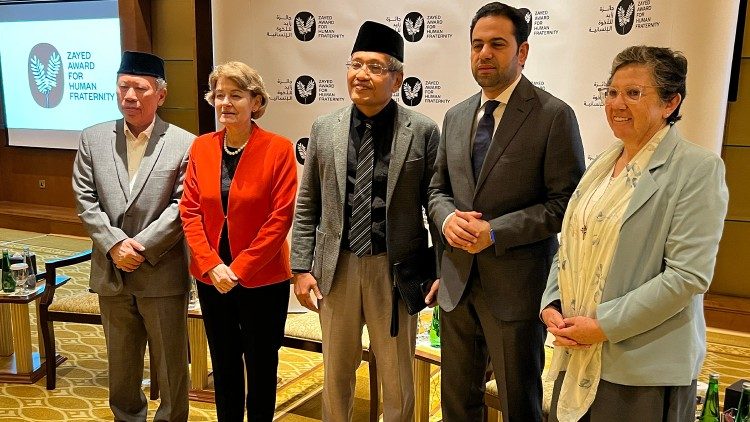 Einige der Gewinner des Zayed-Preises 2024, Schwester Nelly Leon (erste von rechts) und Vertreter der beiden größten islamischen Organisationen Indonesiens (mit Kopfbedeckung), mit Richter Abdelsalam (zweiter von rechts) und Jurorin Irina Bokova (in rot)