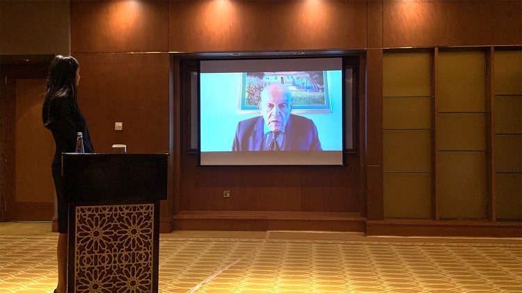 Il cardichirurgo Magdi Yacoub in collegamento video durante la conferenza stampa di annuncio del vincitori del Premio Zayed 2024